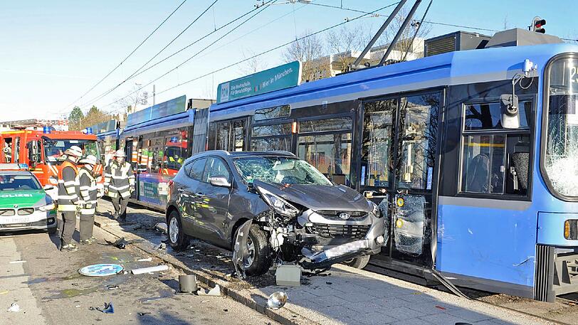 Mit Lufthebekissen und Autokran wurde der Wagen geborgen.