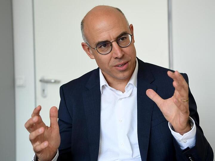 Gabriel Felbermayr spricht bei einem Interview. Foto: Carsten Rehder/Archiv