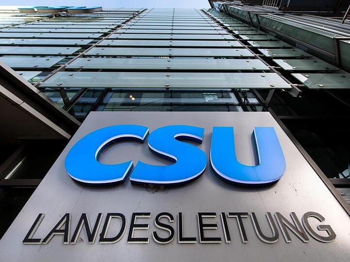 Der Schriftzug "CSU Landesleitung" ist an der CSU-Zentrale zu sehen. Foto: Matthias Balk/dpa/Archivbild