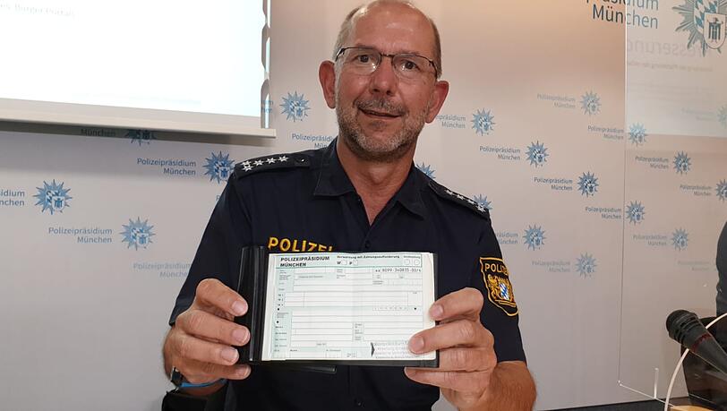 Michael Reisch mit dem klassischen Strafzettel. Michael Reisch mit dem klassischen Strafzettel.