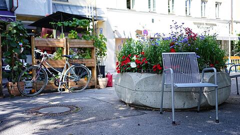 Am Holzplatz steht neben dem Drahtstuhl der Stadt auch ein Hochbeet.