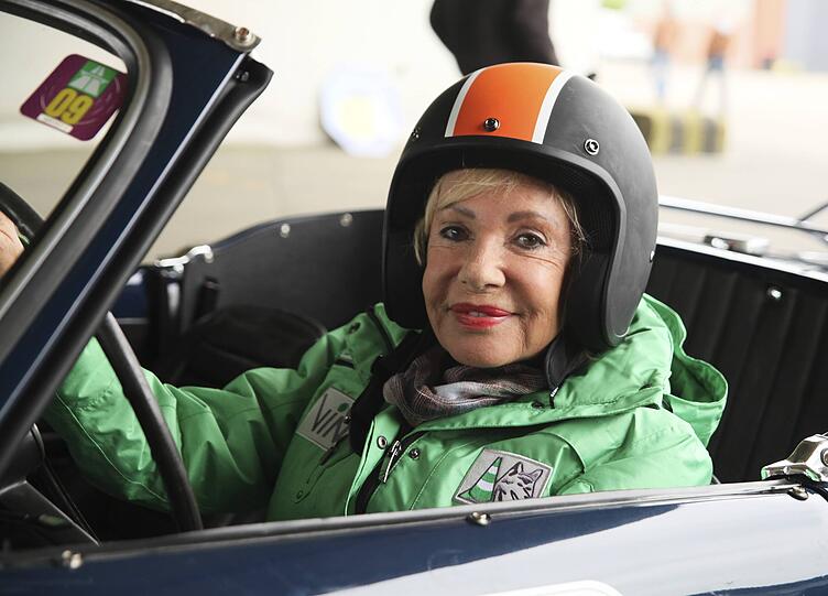 Dagmar Berghoff 2015 im Oldtimer auf der Rennstrecke.