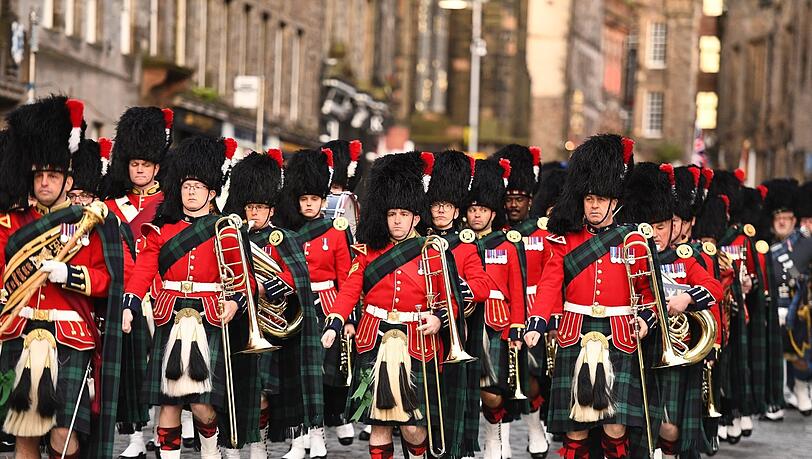 Jetzt wird die Krönung von König Charles in Schottland gefeiert - und die Proben laufen auf Hochtouren: Am frühen Morgen übt eine Prozession auf der Royal Mile vor dem Dankgottesdienst für den britischen Monarchen