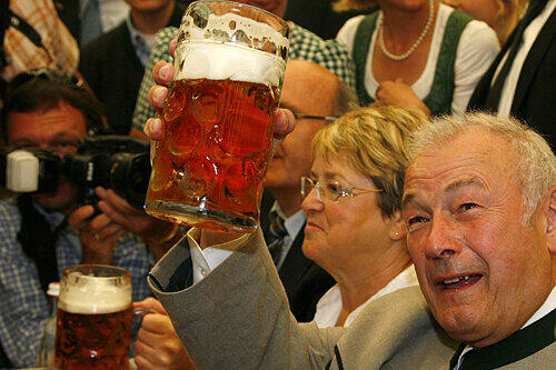Günther Beckstein (links Ehefrau Marga) trinkt gerne Bier &ndash; im Gegensatz zu seinem Vorgänger. Und er zeigt seine Vorliebe auch.