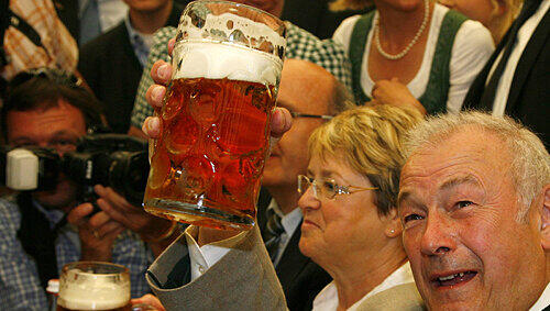 Günther Beckstein (links Ehefrau Marga) trinkt gerne Bier – im Gegensatz zu seinem Vorgänger. Und er zeigt seine Vorliebe auch. Günther Beckstein (links Ehefrau Marga) trinkt gerne Bier – im Gegensatz zu seinem Vorgänger. Und er zeigt seine Vorliebe auch.