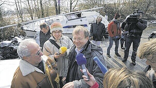 Reinhold Fischer umringt von Reportern. Im Hintergrund ist das Segelboot zu sehen, das er für 2600 Euro ersteigert hat. Foto: Feindt Reinhold Fischer umringt von Reportern. Im Hintergrund ist das Segelboot zu sehen, das er für 2600 Euro ersteigert hat. Foto: Feindt