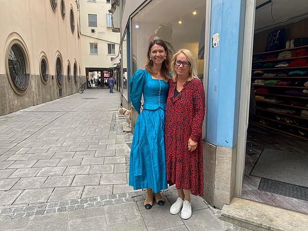 Verena (l.) und Margot Ortner haben ein Pop-up-Geschäft mit Vintage-Trachten mitten in der Altstadt eröffnet. Verena (l.) und Margot Ortner haben ein Pop-up-Geschäft mit Vintage-Trachten mitten in der Altstadt eröffnet.
