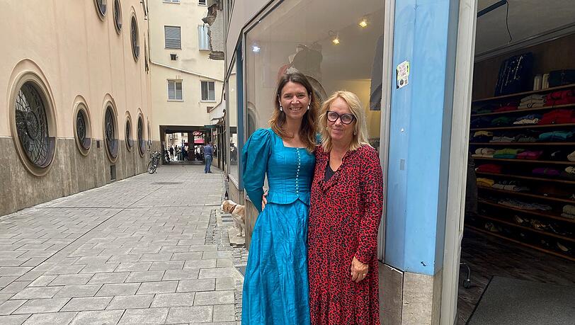 Verena (l.) und Margot Ortner haben ein Pop-up-Geschäft mit Vintage-Trachten mitten in der Altstadt eröffnet. Verena (l.) und Margot Ortner haben ein Pop-up-Geschäft mit Vintage-Trachten mitten in der Altstadt eröffnet.