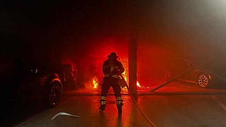 Die Münchner Feuerwehr konnte das brennende E-Auto schnell löschen.