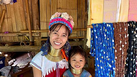Schon Kinder ab fünf Jahren tragen die Messingringe.