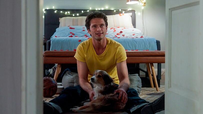 "Rote Rosen": Jonas ist total verliebt in Toni und verwandelt sein Zimmer in eine romantische Liebesgrotte. "Rote Rosen": Jonas ist total verliebt in Toni und verwandelt sein Zimmer in eine romantische Liebesgrotte.