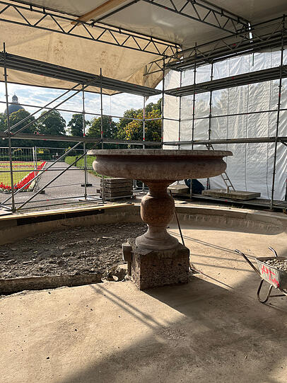 Am ersten Schalenbrunnen gegenüber dem Tambosi laufen die Sanierungsarbeiten schon. Am ersten Schalenbrunnen gegenüber dem Tambosi laufen die Sanierungsarbeiten schon.