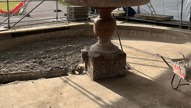 Am ersten Schalenbrunnen gegenüber dem Tambosi laufen die Sanierungsarbeiten schon. Am ersten Schalenbrunnen gegenüber dem Tambosi laufen die Sanierungsarbeiten schon.