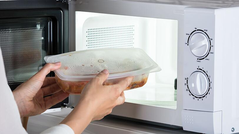 Grundsätzlich sind Behältnisse, in denen man die Lebensmittel erwärmt, sehr kritisch. Als Hilfe sind viele Plastikbehälter mit einem Symbol gekennzeichnet, dass sie mikrowellengeeignet sind. Sollte ein Behältnis nicht geeignet sein, besteht die Gefahr, dass Kunststoffbestandteile ins Essen gelangen. Außerdem kann sich das Gefäß verformen. Grundsätzlich sind Behältnisse, in denen man die Lebensmittel erwärmt, sehr kritisch. Als Hilfe sind viele Plastikbehälter mit einem Symbol gekennzeichnet, dass sie mikrowellengeeignet sind. Sollte ein Behältnis nicht geeignet sein, besteht die Gefahr, dass Kunststoffbestandteile ins Essen gelangen. Außerdem kann sich das Gefäß verformen.