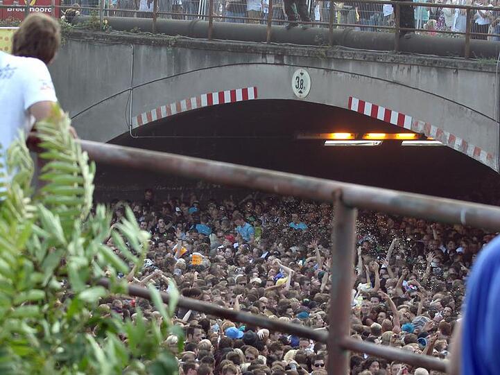 Erdrückt in der Menschenmenge wurden die 20 Opfer von Duisburg.