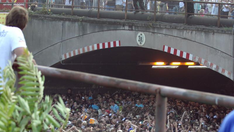 Erdrückt in der Menschenmenge wurden die 20 Opfer von Duisburg. Erdrückt in der Menschenmenge wurden die 20 Opfer von Duisburg.