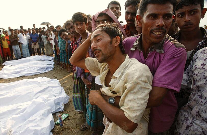 Mindestens 24 Tote bei Fährunglück in Bangladesch &ndash; Fähre mit 100 Menschen an Bord gekentert: Angehörige trauern um die Opfer.