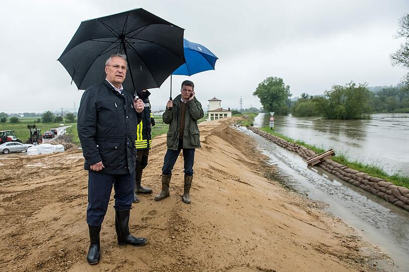 Die Lage in Deggendorf bleibt dramatisch: Am Dienstag haben gleich zwei Dämme den Wassermassen nachgegeben.