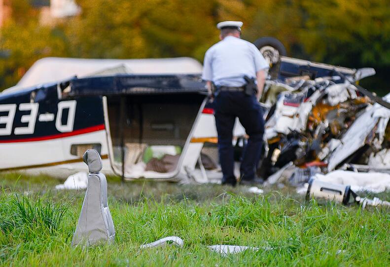 Bei einem Flugzeugunglück in Nordrhein-Westfalen sind fünf Menschen, darunter zwei Kinder ums Leben gekommen. Bilder vom Absturzort.