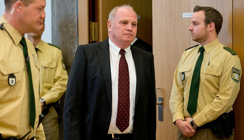 Der Angeklagte im Gerichtssaal: Der Präsident des FC Bayern München Uli Hoeneß am Eingang zum Gerichtssaal im Landgericht München II.