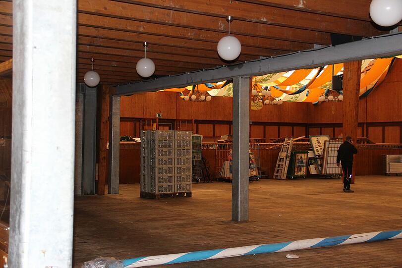 Regen und Tristesse am Tag danach: Die Bilder vom Wiesn-Abbau am Dienstagvormittag.