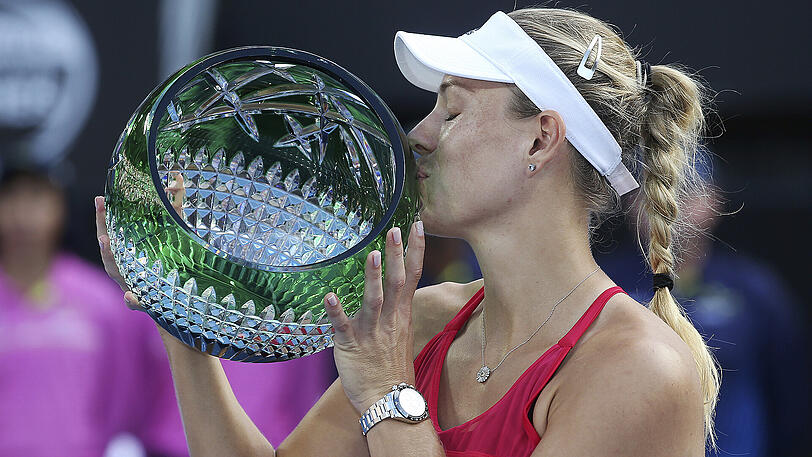 Überglücklich: Angelique Kerber küsst ihre Trophäe.
