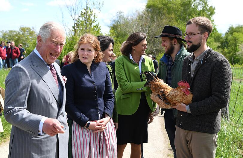 Charles besucht den Bio-Bauernhof Herrmannsdorfer Landwerkstätten und unterhält sich mit Leiterin Sophie Schweisfurth.