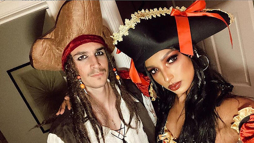 Jasmine Tookes und Juan David Borrero haben sich für ein Partnerkostüm entschieden Jasmine Tookes und Juan David Borrero haben sich für ein Partnerkostüm entschieden