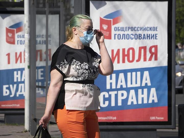 Auf einem Plakat in Sankt Petersburg steht: "Ganz Russland wählt am 1. Juli unsere Zukunft und unser Land".