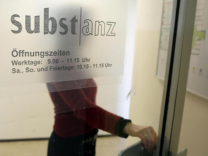 Eine Frau verlässt die Substitutionsambulanz "Substanz". Foto: Daniel Karmann/Archivbild