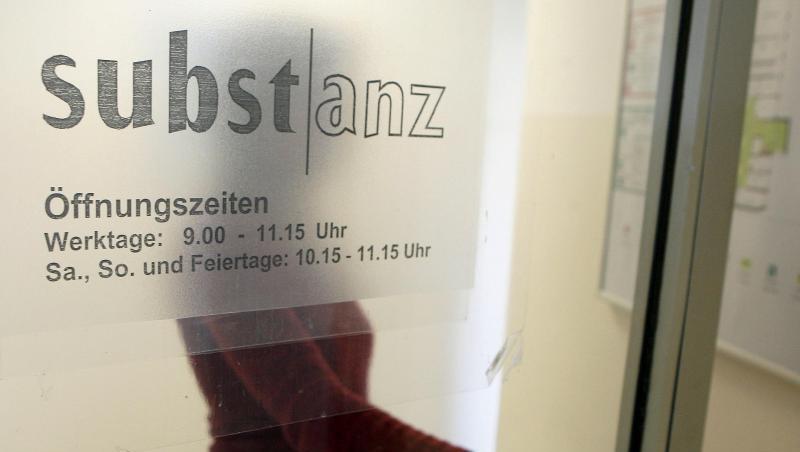 Eine Frau verlässt die Substitutionsambulanz "Substanz". Foto: Daniel Karmann/Archivbild