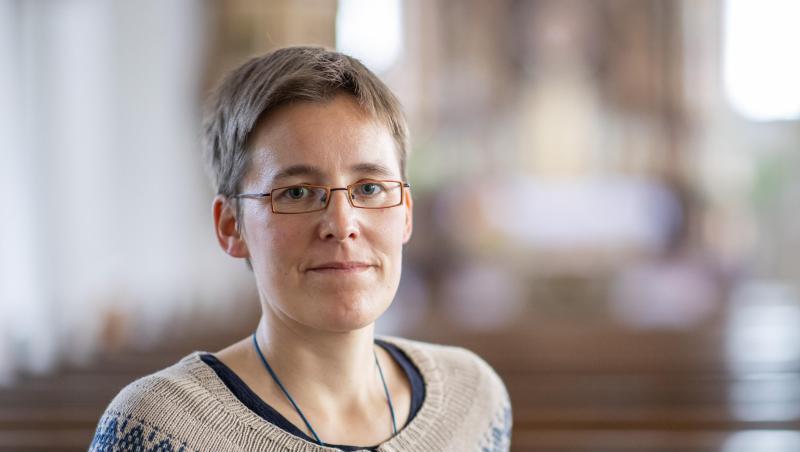 Juliana Seelmann steht in der Klosterkirche St. Michael.