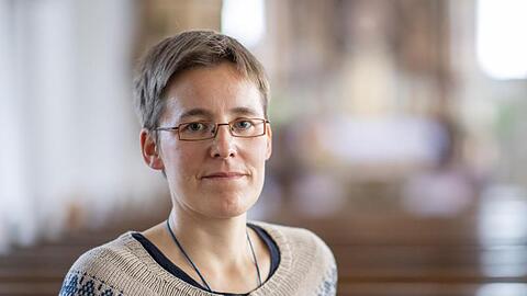 Juliana Seelmann steht in der Klosterkirche St. Michael.