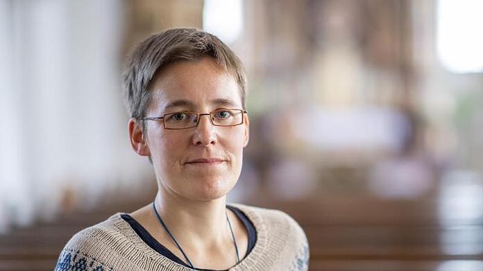 Juliana Seelmann steht in der Klosterkirche St. Michael.