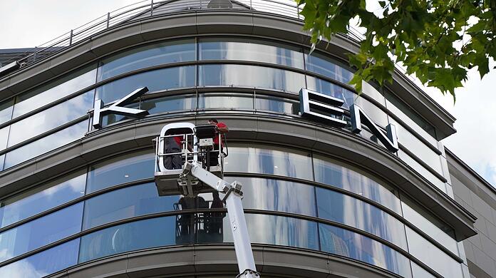 Die letzten Minuten einer mehr als hundertjährigen Geschichte: Handwerker montieren die Konen-Buchstaben am Mittwoch ab und bringen sie weg. Die Ära des breznähnlichen Breuninger-B's beginnt.