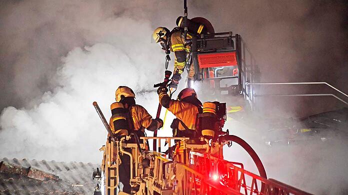 Feuerwehren aus den Landkreisen Erding, München und Ebersberg bekämpften den Großbrand auf einem Anwesen im Finsinger Moos.