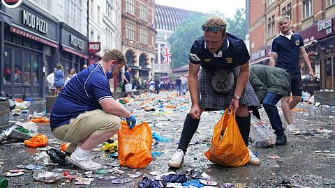 Mehrweg auch in den Fanzonen: Während sich bei der Euro 2020 schottische Fans als Reinigungskräfte verdient machten, soll beim Turnier 2024 der Müll möglichst schon vorab vermieden werden.