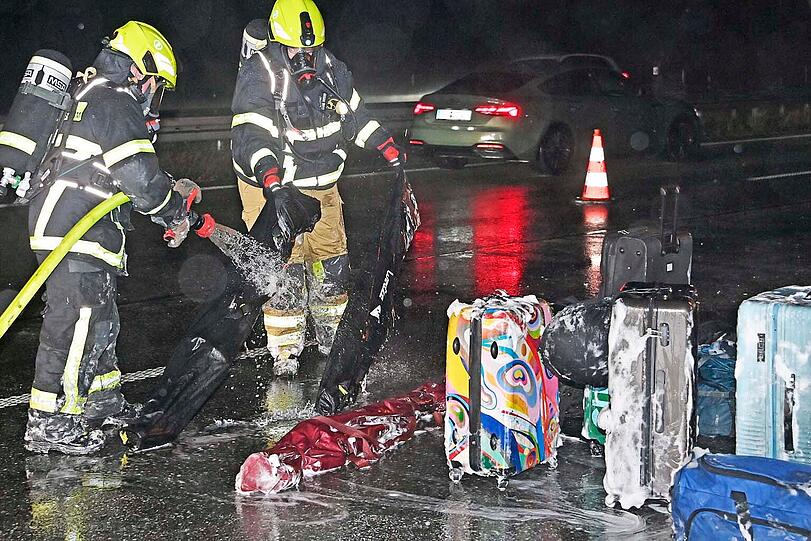 Auf der A99 bei München fängt ein niederländischer Bus auf der Fahrt nach Österreich zu brennen an. Die schnelle Reaktion des Busfahrers verhindert möglicherweise Schlimmeres.