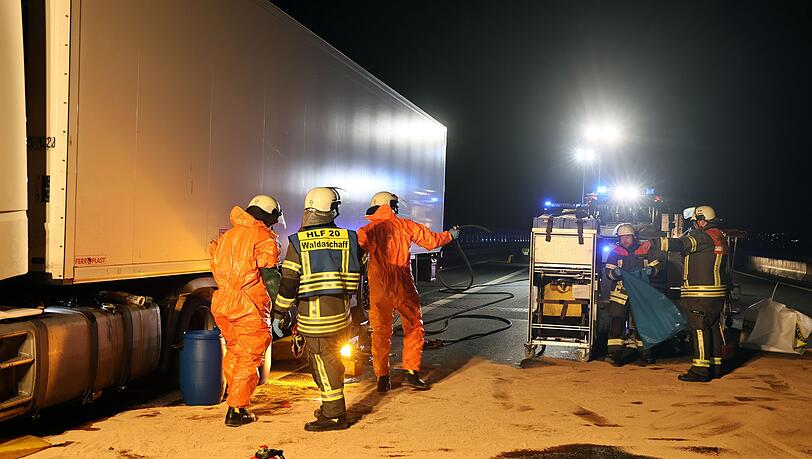 Hunderte Liter Diesel sind auf der A3 ausgelaufen.
