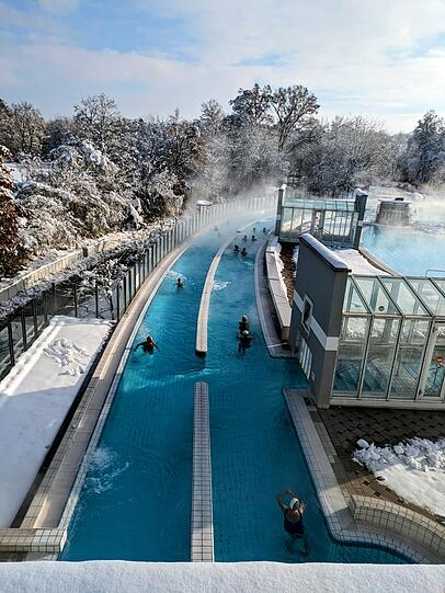 Ein Bad in den Außenbereichen der Europa Therme, eine wahre Wohltat für Körper, Geist und Immunsystem – gerade in den Wintermonaten. Ein Bad in den Außenbereichen der Europa Therme, eine wahre Wohltat für Körper, Geist und Immunsystem – gerade in den Wintermonaten.
