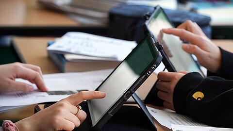 Tablets oder Laptops gehören an vielen Schulen zum Unterricht dazu. (Archivbild)