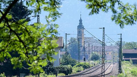 Die alte Bahnstrecke Rosenheim - Kufstein bei Flintsbach am Inn. Die DB will die 1858 er&ouml;ffnete historische Strecke neu bauen. Die gesch&auml;tzten Kosten liegen bei knapp neun Milliarden Euro, hinzu kommt ein immenser Risikopuffer. (Archivbild)