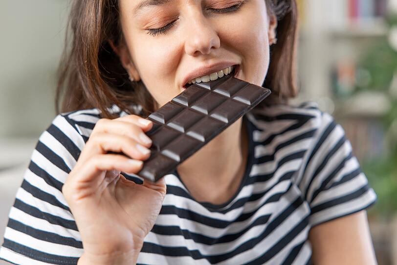 Dunkle Schokolade genießt einen besonders guten Ruf - sie soll nicht nur köstlich schmecken, sondern sogar gesund sein. Aber stimmt das wirklich? Tatsächlich ist dunkle Schokolade mit hohem Kakaoanteil deutlich gesünder als Milchschokolade. Trotz der in ihr enthaltenen sekundären Pflanzenstoffe bleibt Bitterschokolade eine Nascherei, die nur in Maßen verzehrt werden sollte. Dunkle Schokolade genießt einen besonders guten Ruf - sie soll nicht nur köstlich schmecken, sondern sogar gesund sein. Aber stimmt das wirklich? Tatsächlich ist dunkle Schokolade mit hohem Kakaoanteil deutlich gesünder als Milchschokolade. Trotz der in ihr enthaltenen sekundären Pflanzenstoffe bleibt Bitterschokolade eine Nascherei, die nur in Maßen verzehrt werden sollte.