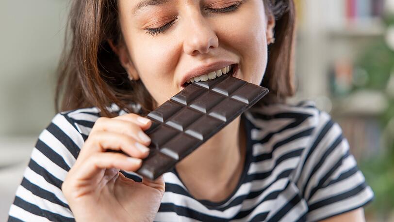 Dunkle Schokolade genießt einen besonders guten Ruf - sie soll nicht nur köstlich schmecken, sondern sogar gesund sein. Aber stimmt das wirklich? Tatsächlich ist dunkle Schokolade mit hohem Kakaoanteil deutlich gesünder als Milchschokolade. Trotz der in ihr enthaltenen sekundären Pflanzenstoffe bleibt Bitterschokolade eine Nascherei, die nur in Maßen verzehrt werden sollte. Dunkle Schokolade genießt einen besonders guten Ruf - sie soll nicht nur köstlich schmecken, sondern sogar gesund sein. Aber stimmt das wirklich? Tatsächlich ist dunkle Schokolade mit hohem Kakaoanteil deutlich gesünder als Milchschokolade. Trotz der in ihr enthaltenen sekundären Pflanzenstoffe bleibt Bitterschokolade eine Nascherei, die nur in Maßen verzehrt werden sollte.