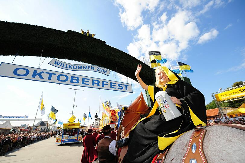 Eine weitere schöne Tradition ist der alljährliche Einzug der Wiesn-Wirte auf der Theresienwiese. Anschließend wird angezapft!