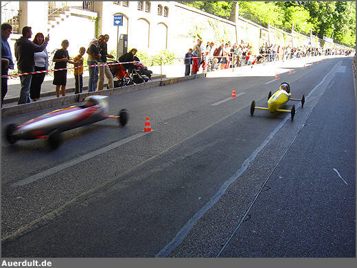 Unglaublich schnell: Zwei rasante Stromlinien-Seifenkistl beim Rennen im Jahr 2007.