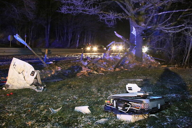 Auf der B12 im Landkreis Mühldrof hat sich am Montagmorgen ein schwerer Lkw-Unfall ereignet.