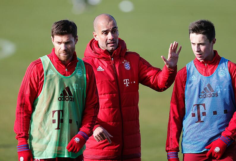Bilder vom Abschlusstraining des FC Bayern vor dem Abflug nach Katar.