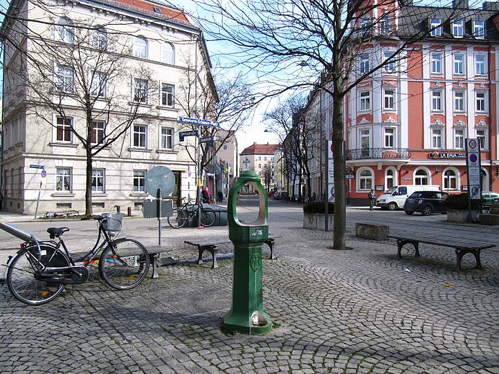 Seinen Durst kann man Trinkwasserbrunnen am Genoveva-Schauer-Platz löschen, wenn er denn angestellt ist.