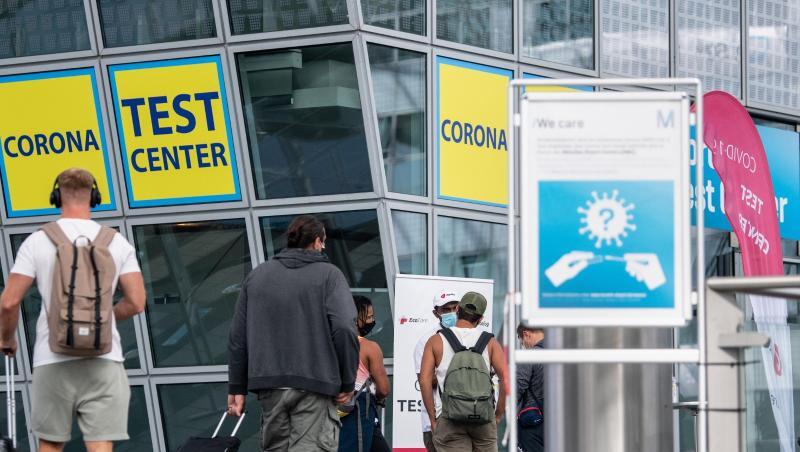 Ankommende Fluggäste gehen zu einem Corona- Testcenter am Flughafen München. Ankommende Fluggäste gehen zu einem Corona- Testcenter am Flughafen München.
